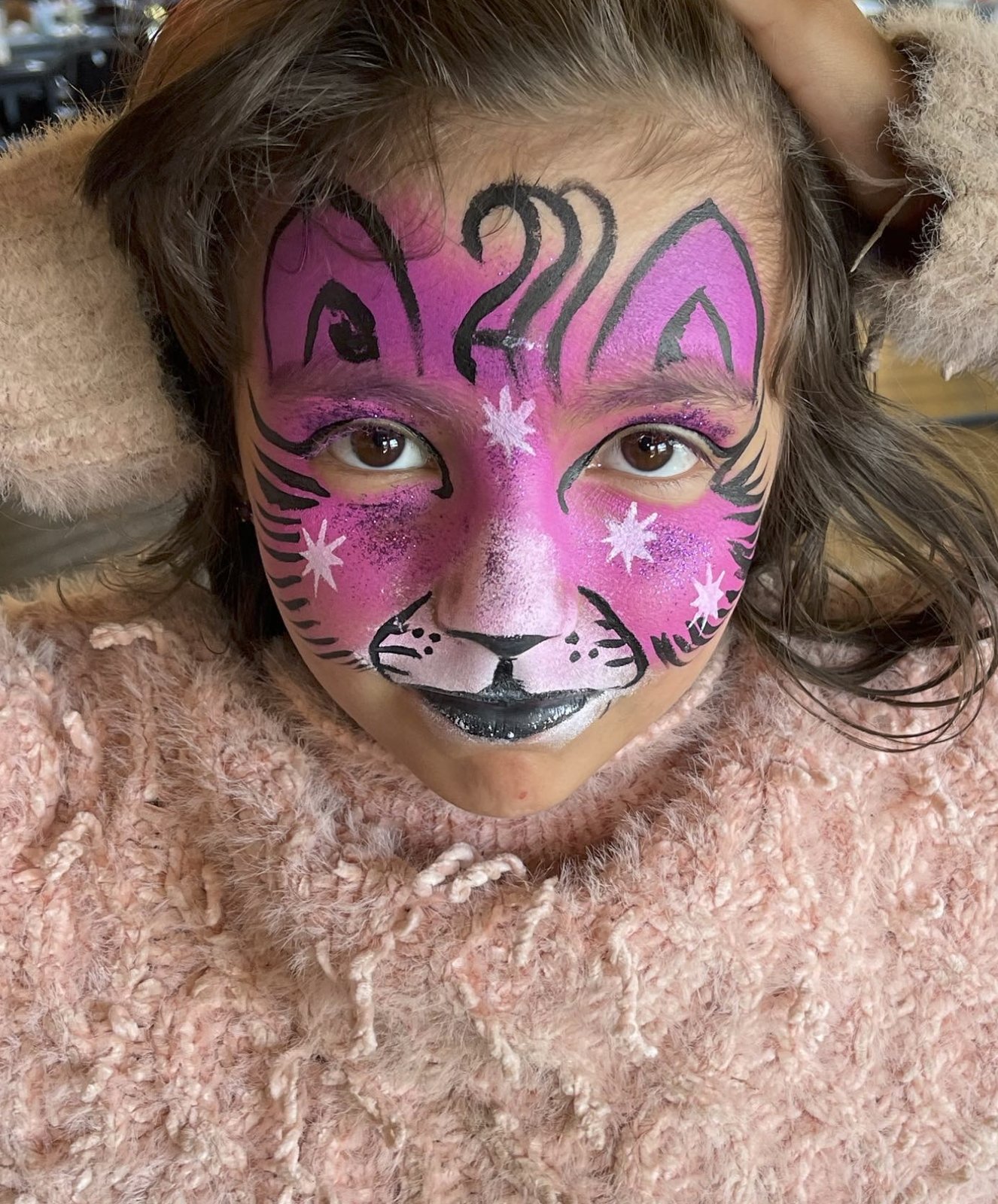 Niña con maquillaje de mariposa y glitter, trabajo real de Bárbara Makeup