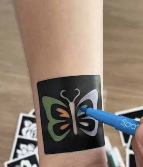 Tatuaje stencil de arcoíris y pelota